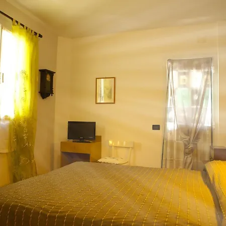 Della Piazzetta Hotel *